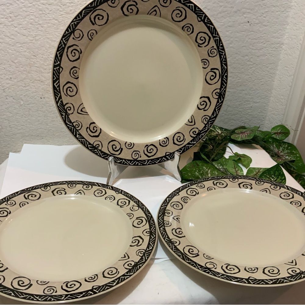 Sakura Stoneware Round Platter Desert Sands 12.5”  & 2 dinner plates 10.5”